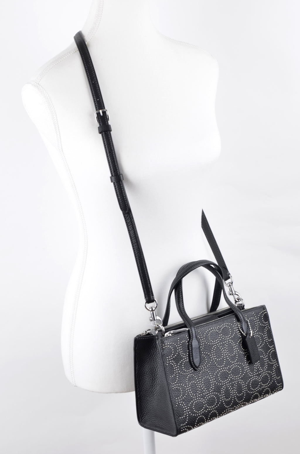 Bolsa Coach Tote Negra Signature con Microperforaciones
