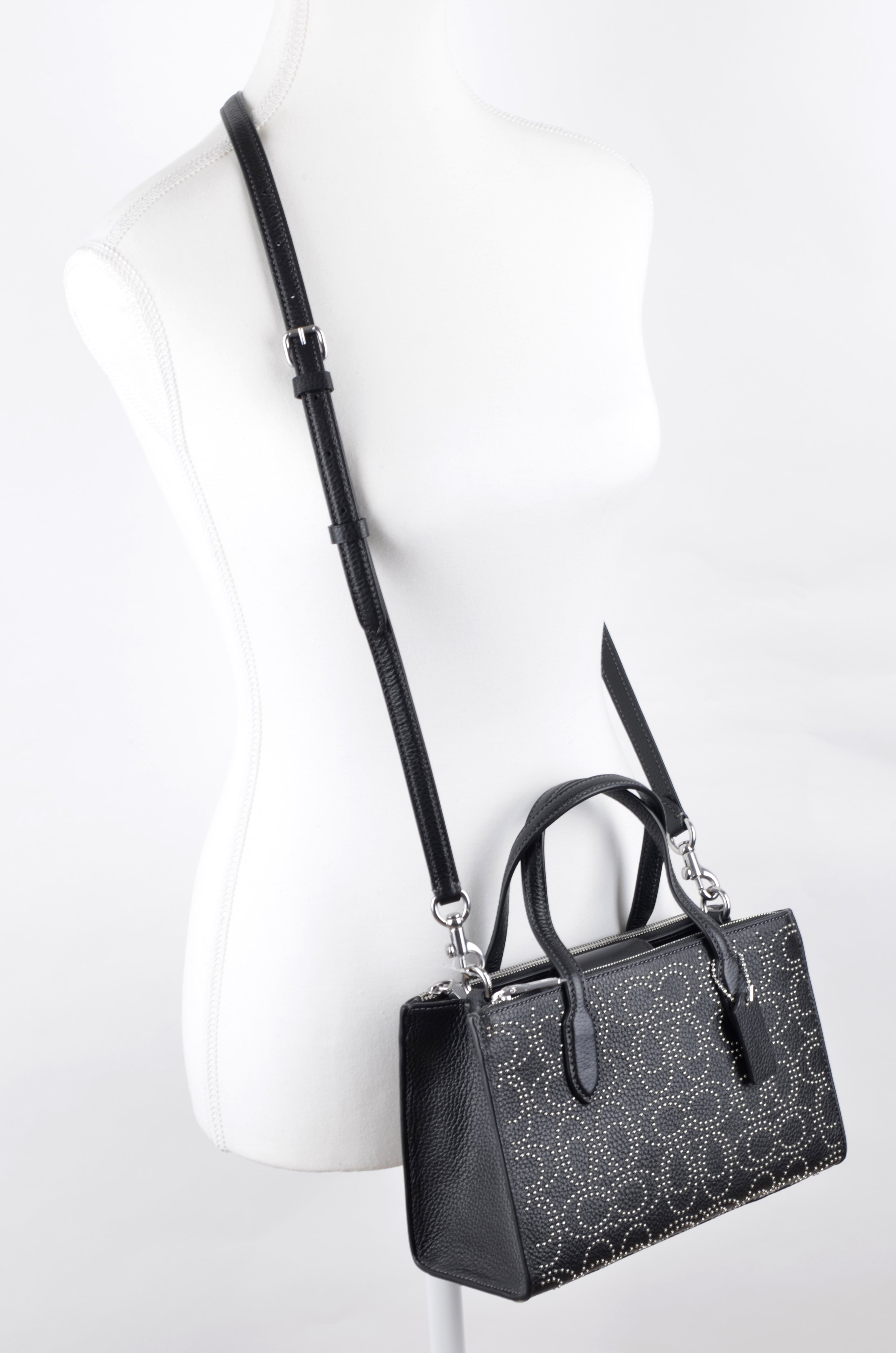 Bolsa Coach Tote Negra Signature con Microperforaciones