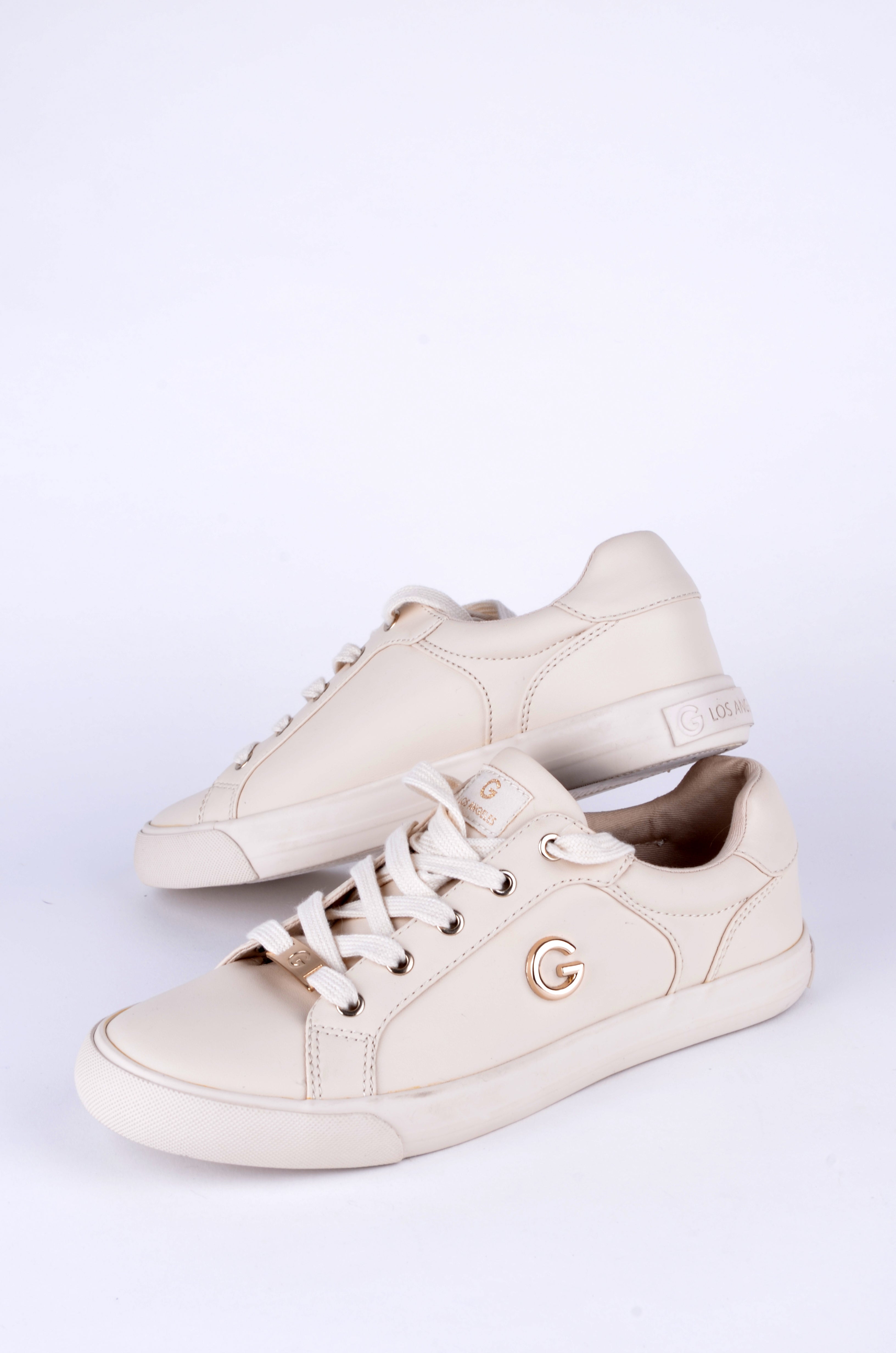 Tenis Guess Beige con Detalles Dorados