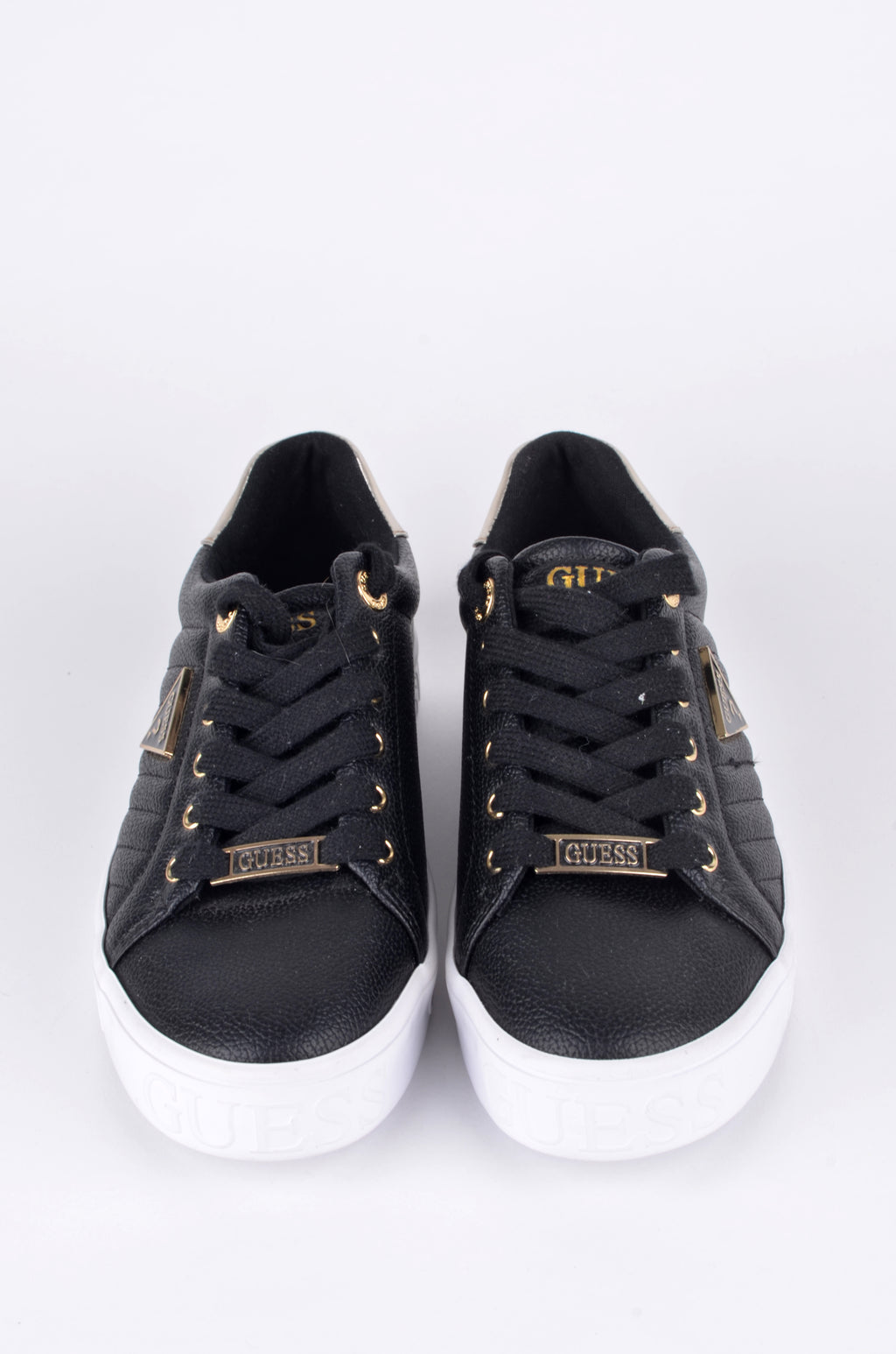 Tenis Guess Negros Acolchados con Detalles Dorados