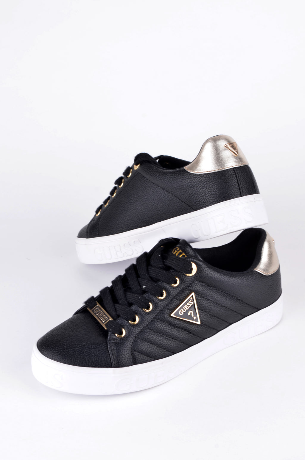 Tenis Guess Negros Acolchados con Detalles Dorados