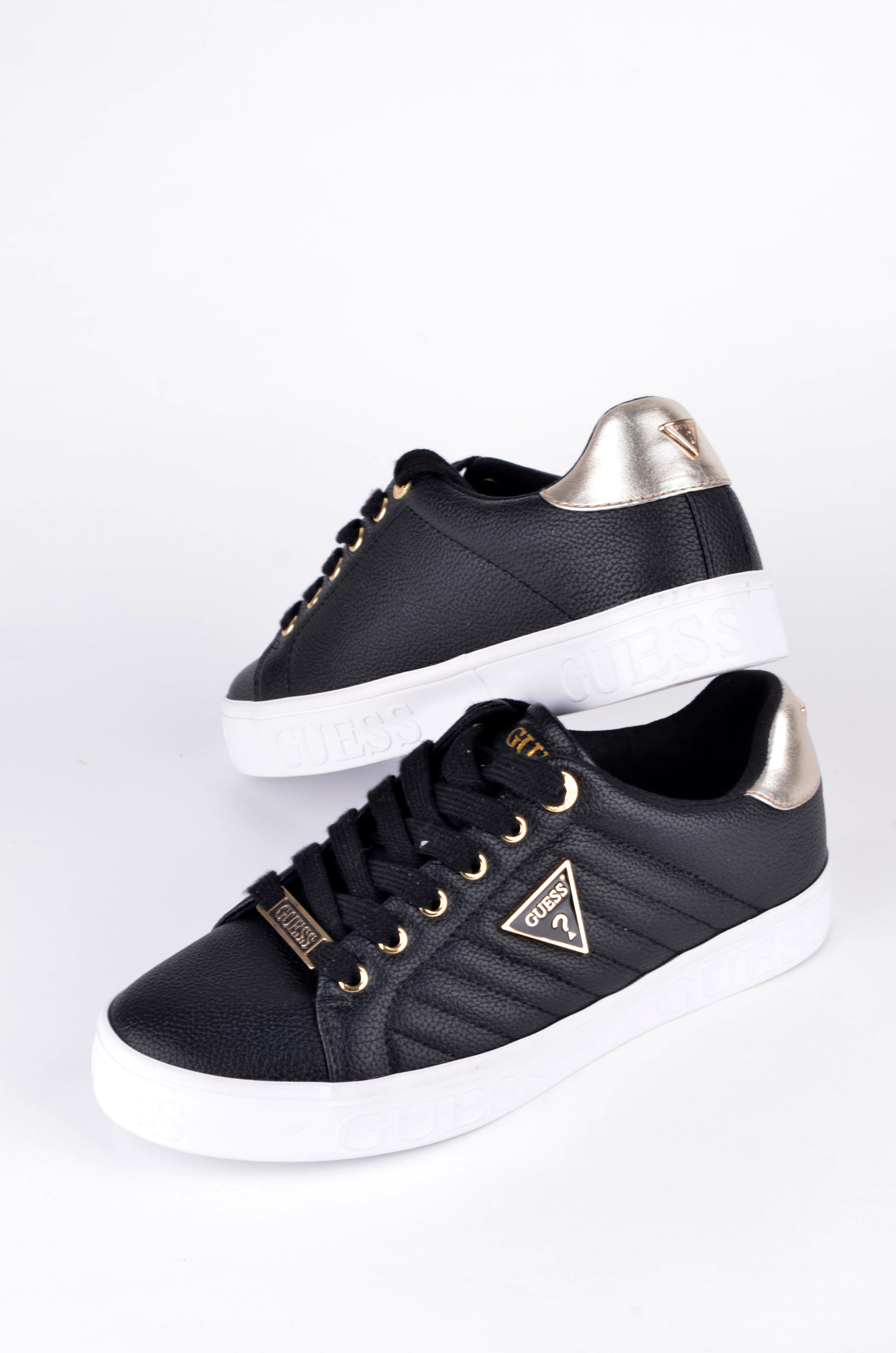 Tenis Guess Negros Acolchados con Detalles Dorados