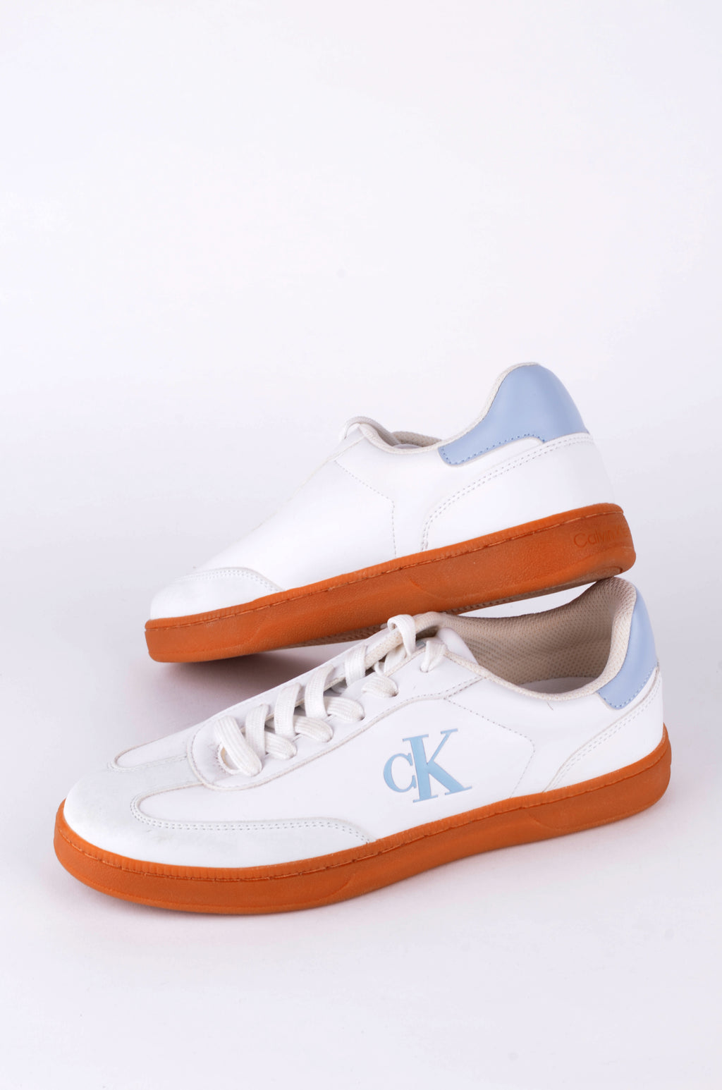 Tenis Calvin Klein Blancos con Suela Naranja