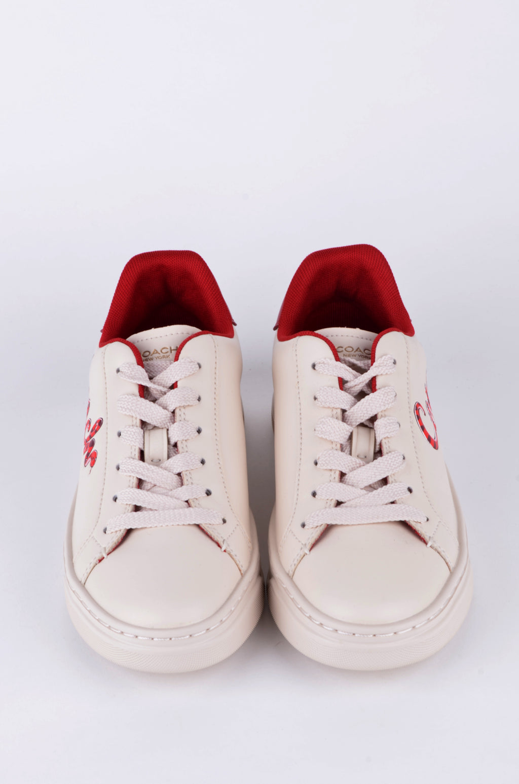 Tenis Casuales Coach – Estilo Urbano con Logotipo Script en Guinda