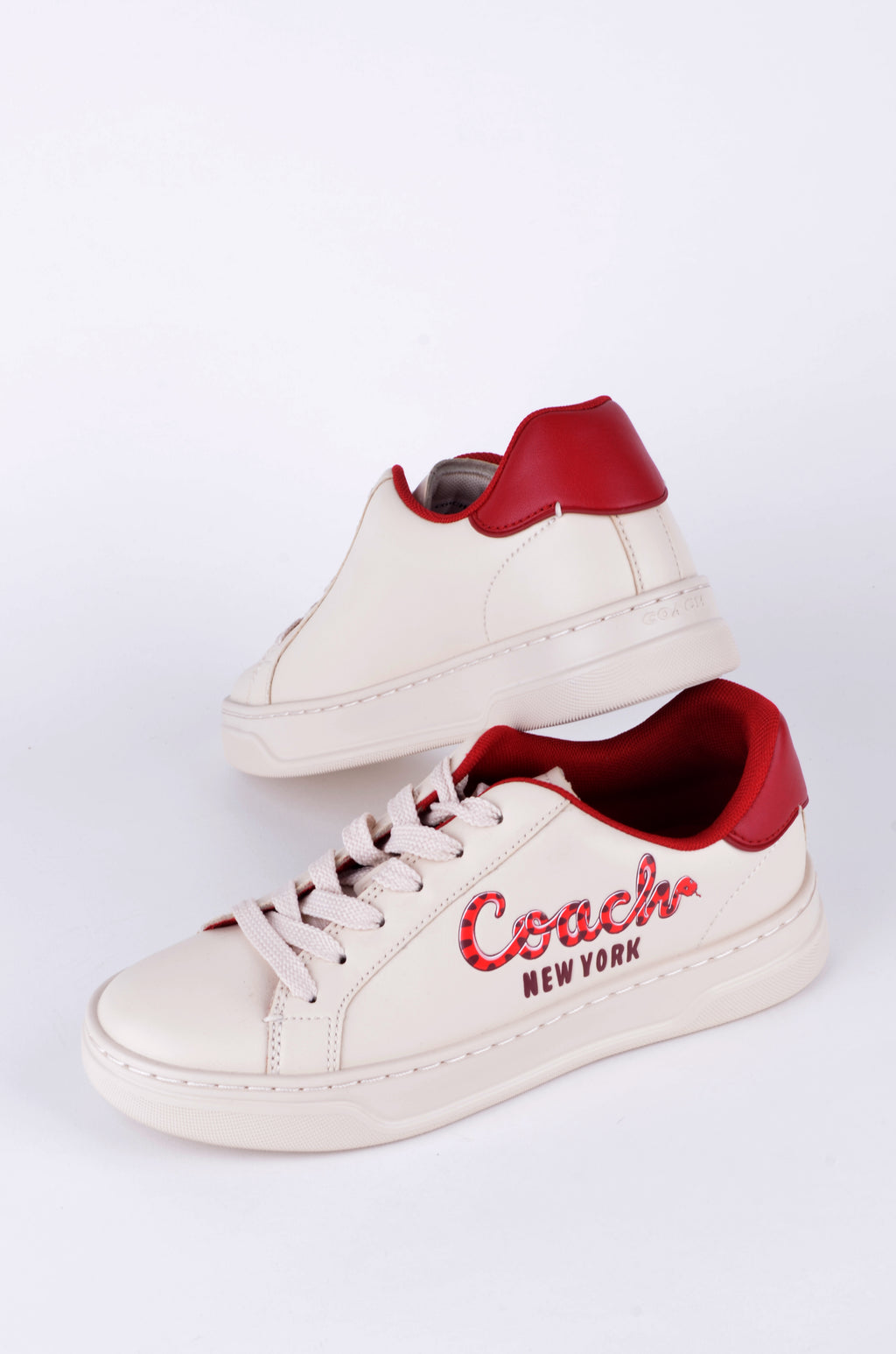 Tenis Casuales Coach – Estilo Urbano con Logotipo Script en Guinda
