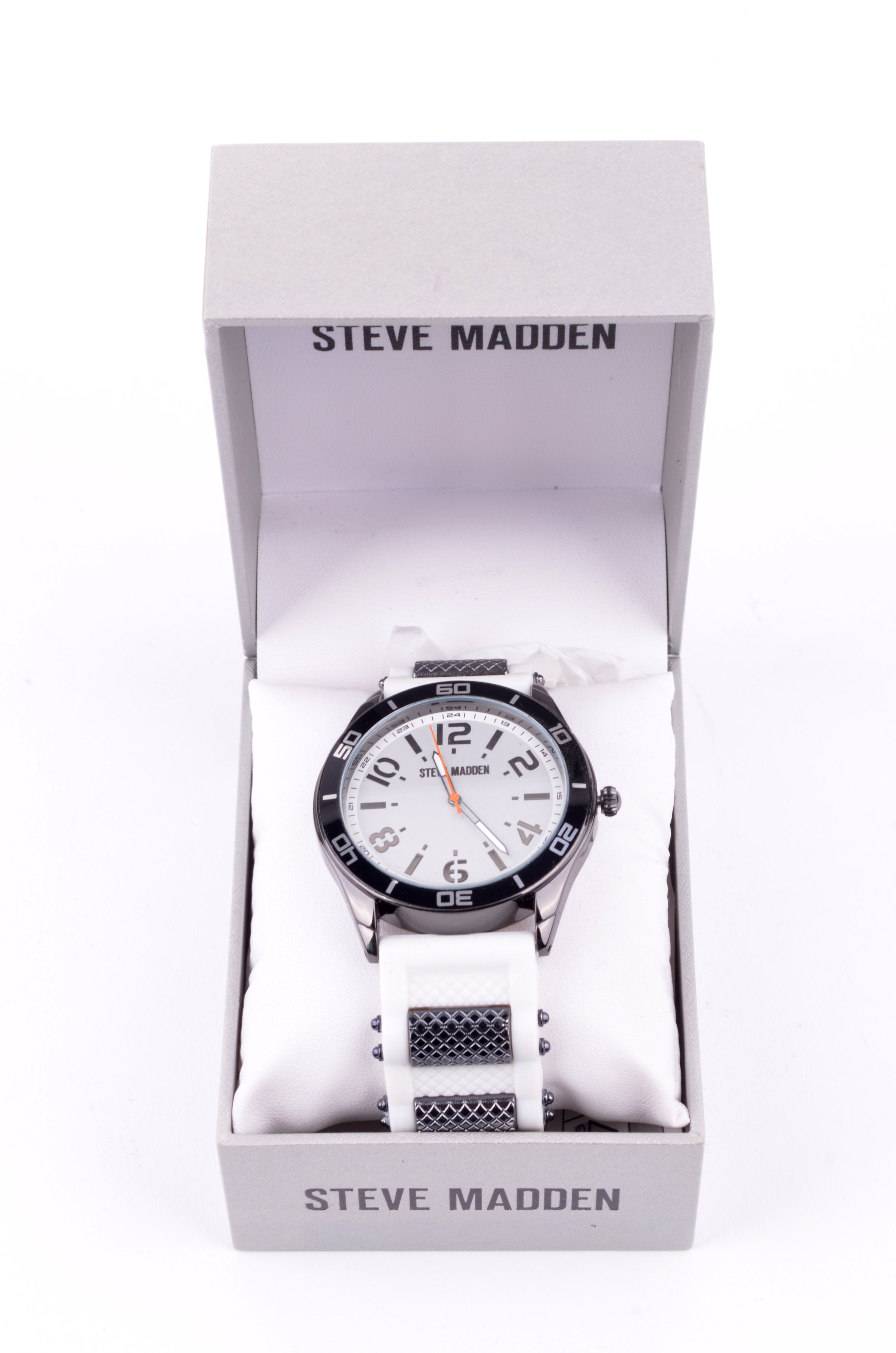 Reloj Steve Madden Plateado con Carátula Blanca y Correa Perforada