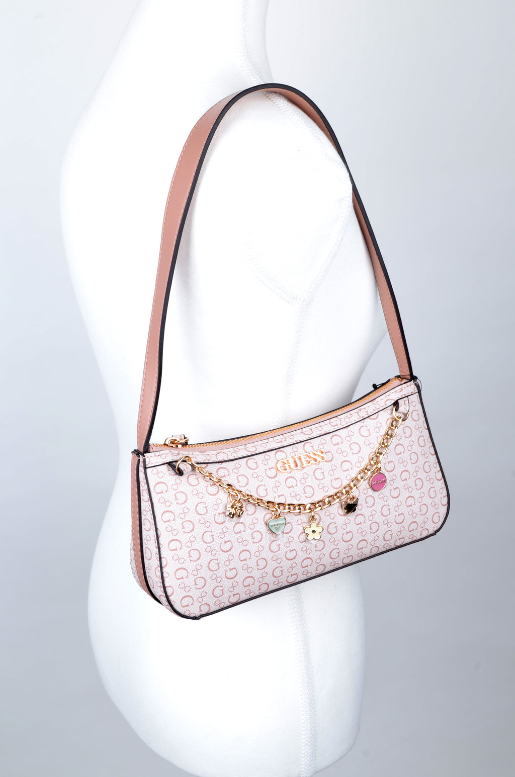 Bolsa de Hombro Guess Monograma Latte con Cadena de Charms