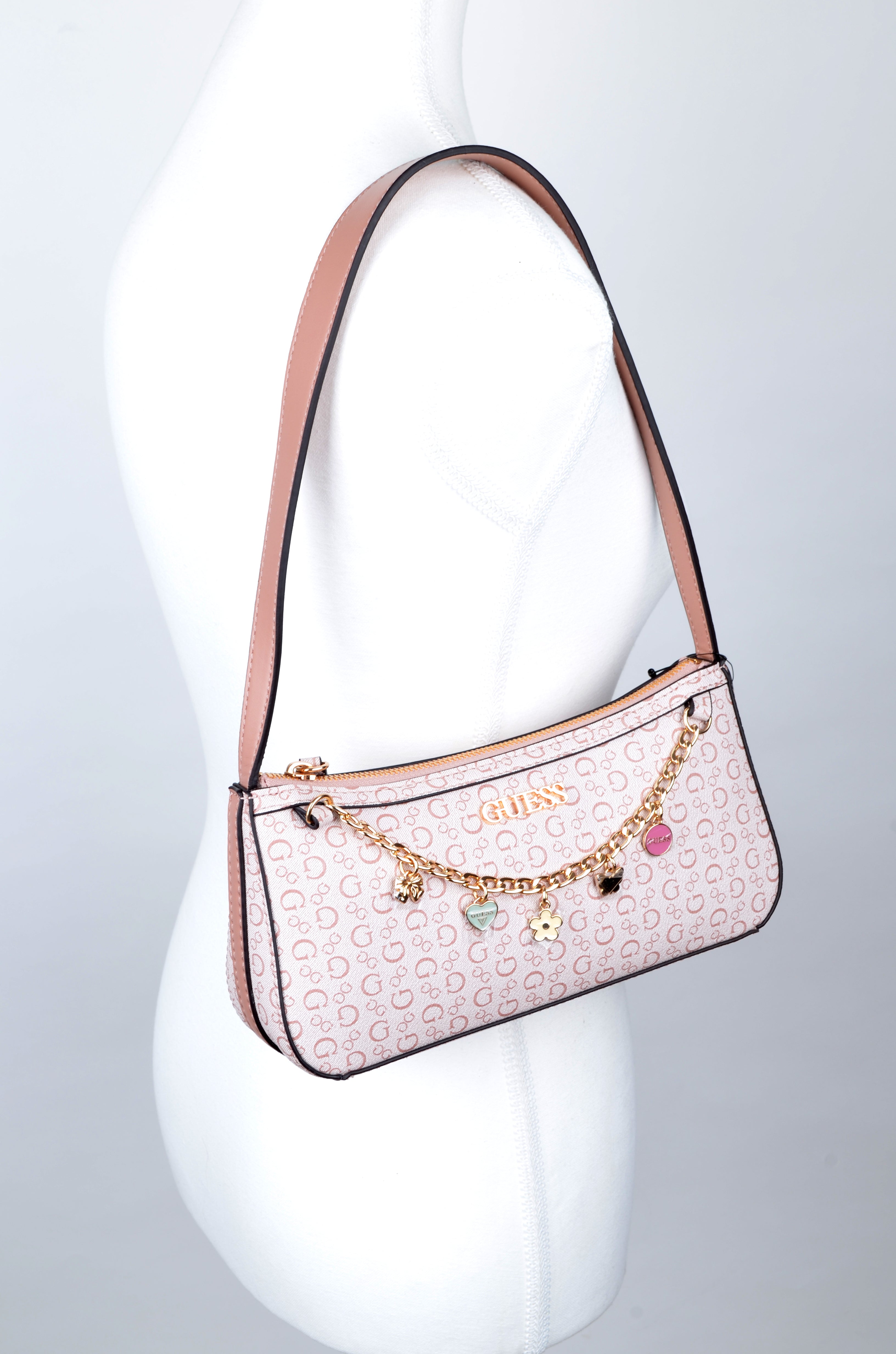 Bolsa de Hombro Guess Monograma Latte con Cadena de Charms
