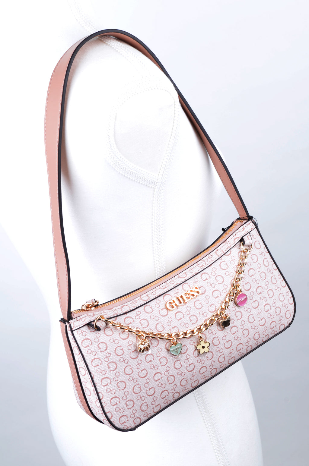 Bolsa de Hombro Guess Monograma Latte con Cadena de Charms