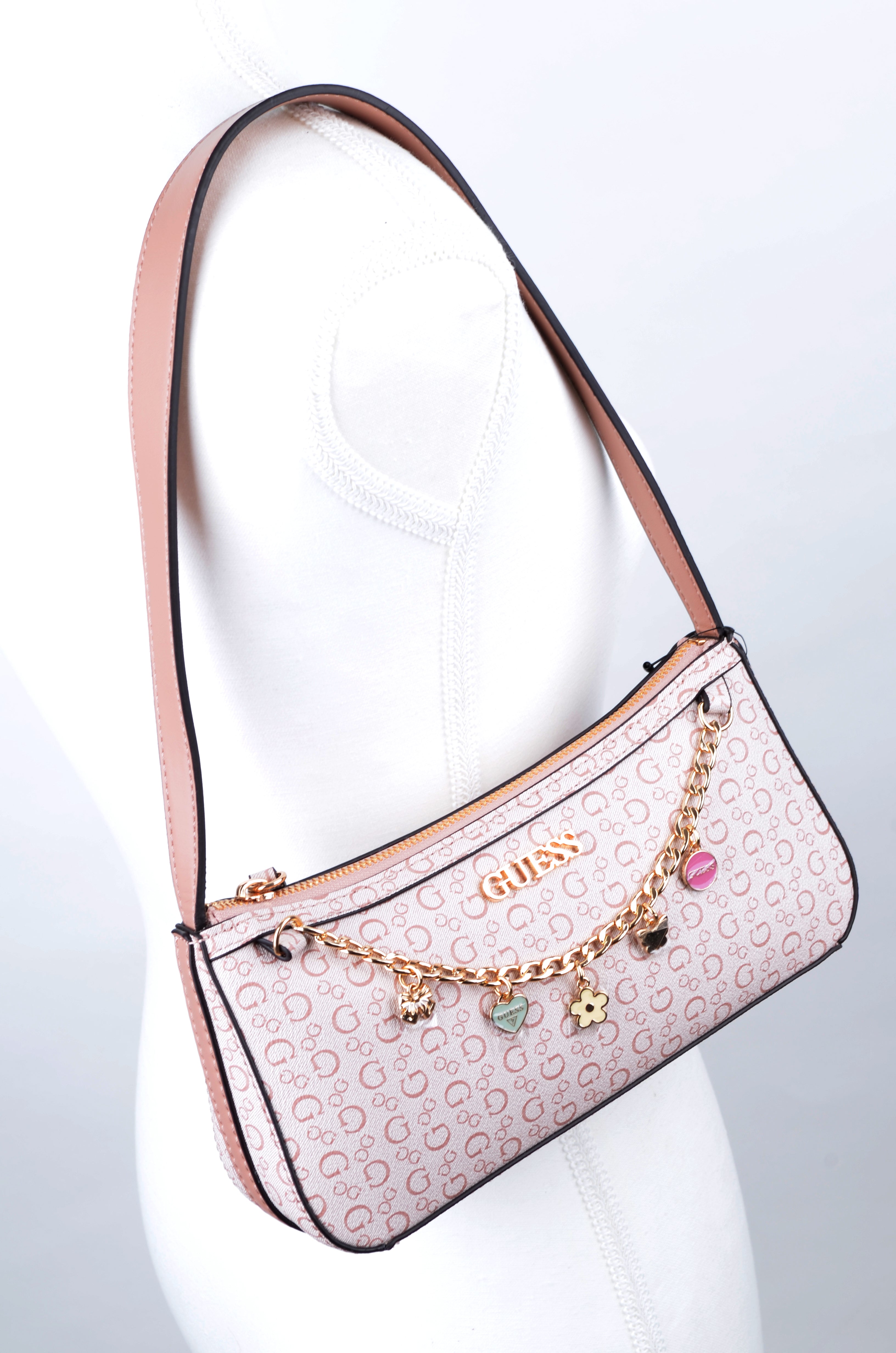 Bolsa de Hombro Guess Monograma Latte con Cadena de Charms