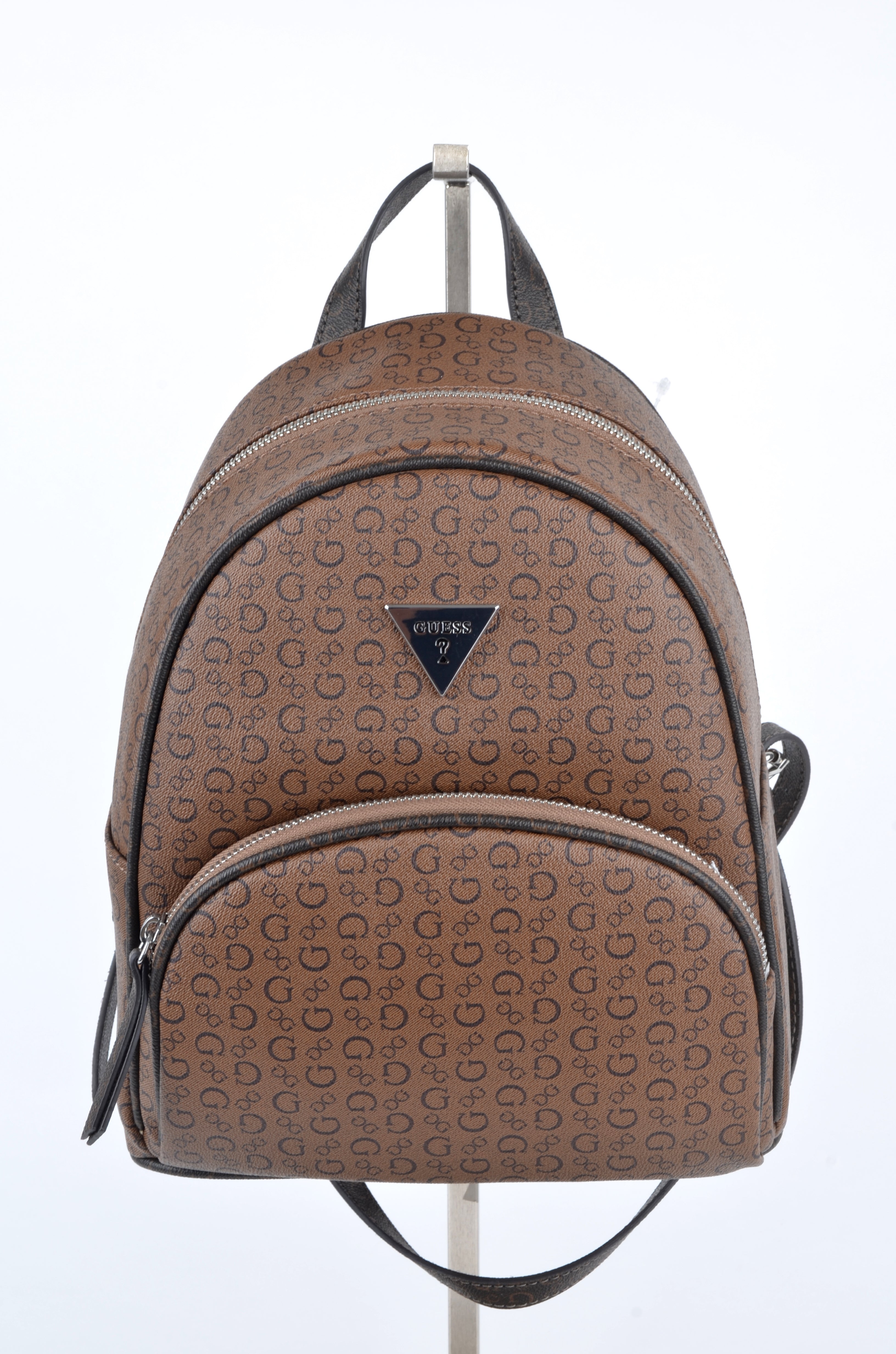 Mochila Guess Café Monograma con Bolsillo Frontal