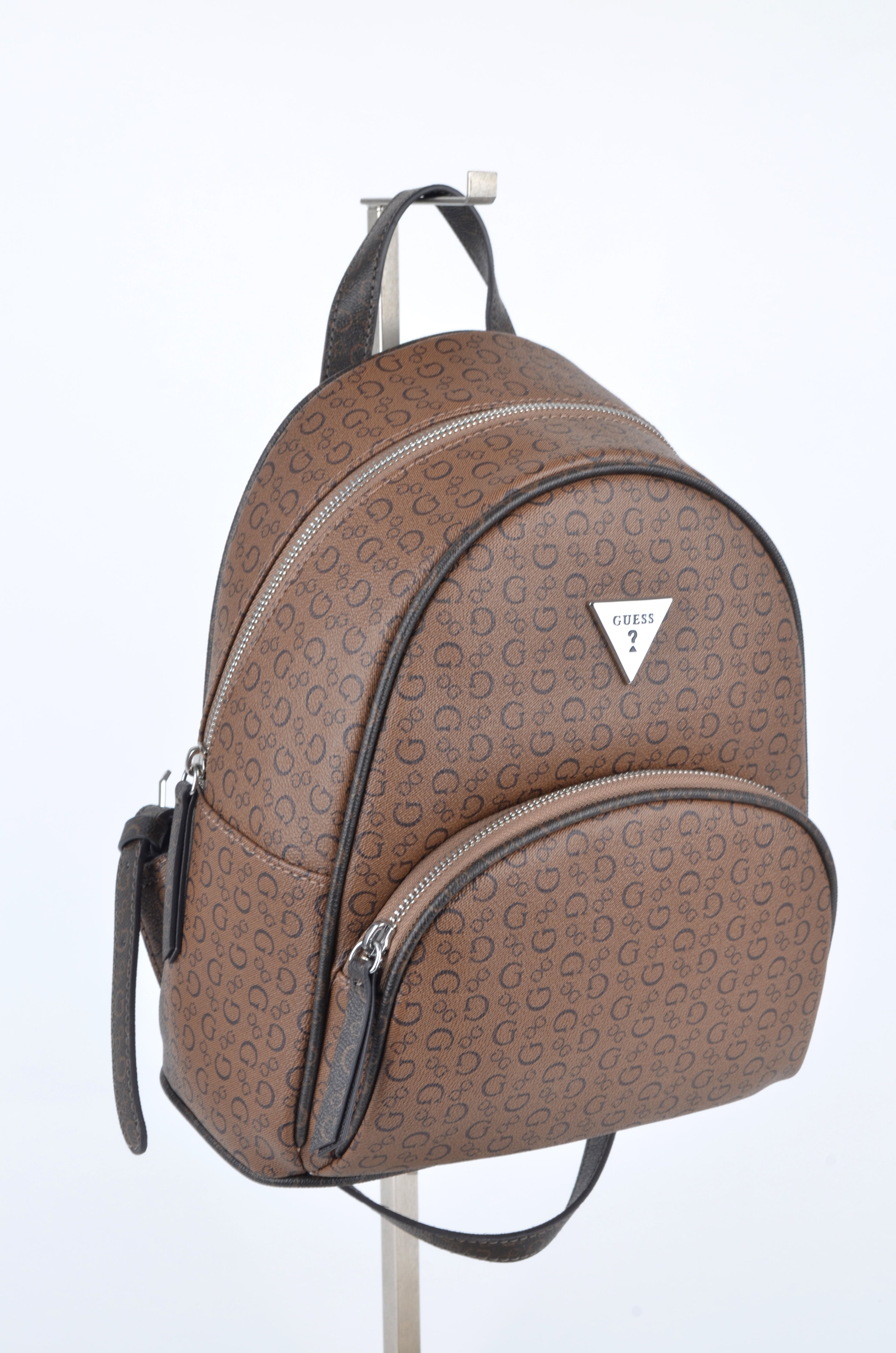 Mochila Guess Café Monograma con Bolsillo Frontal