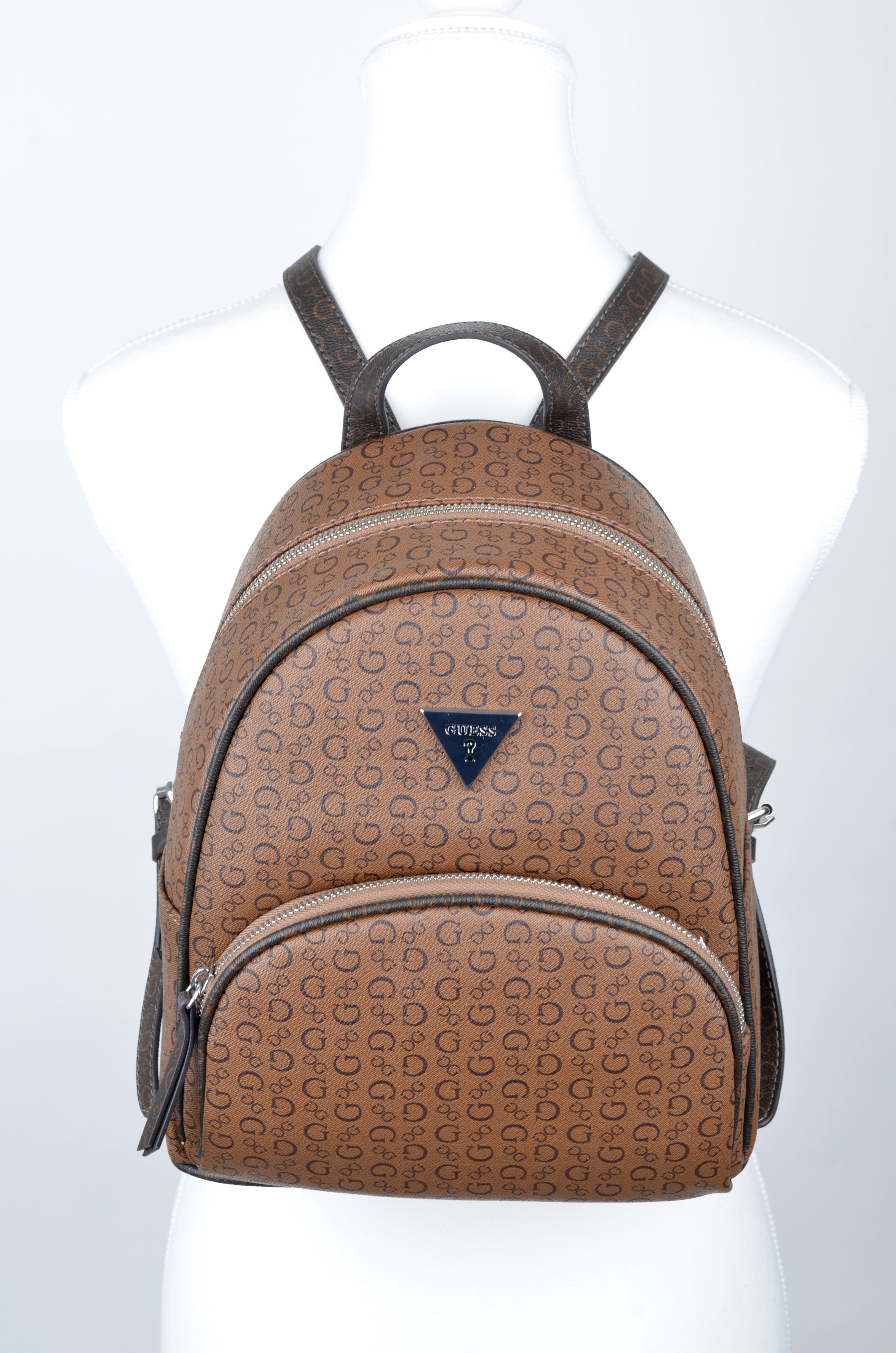 Mochila Guess Café Monograma con Bolsillo Frontal
