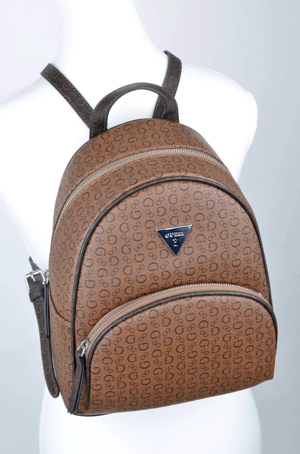 Mochila Guess Café Monograma con Bolsillo Frontal