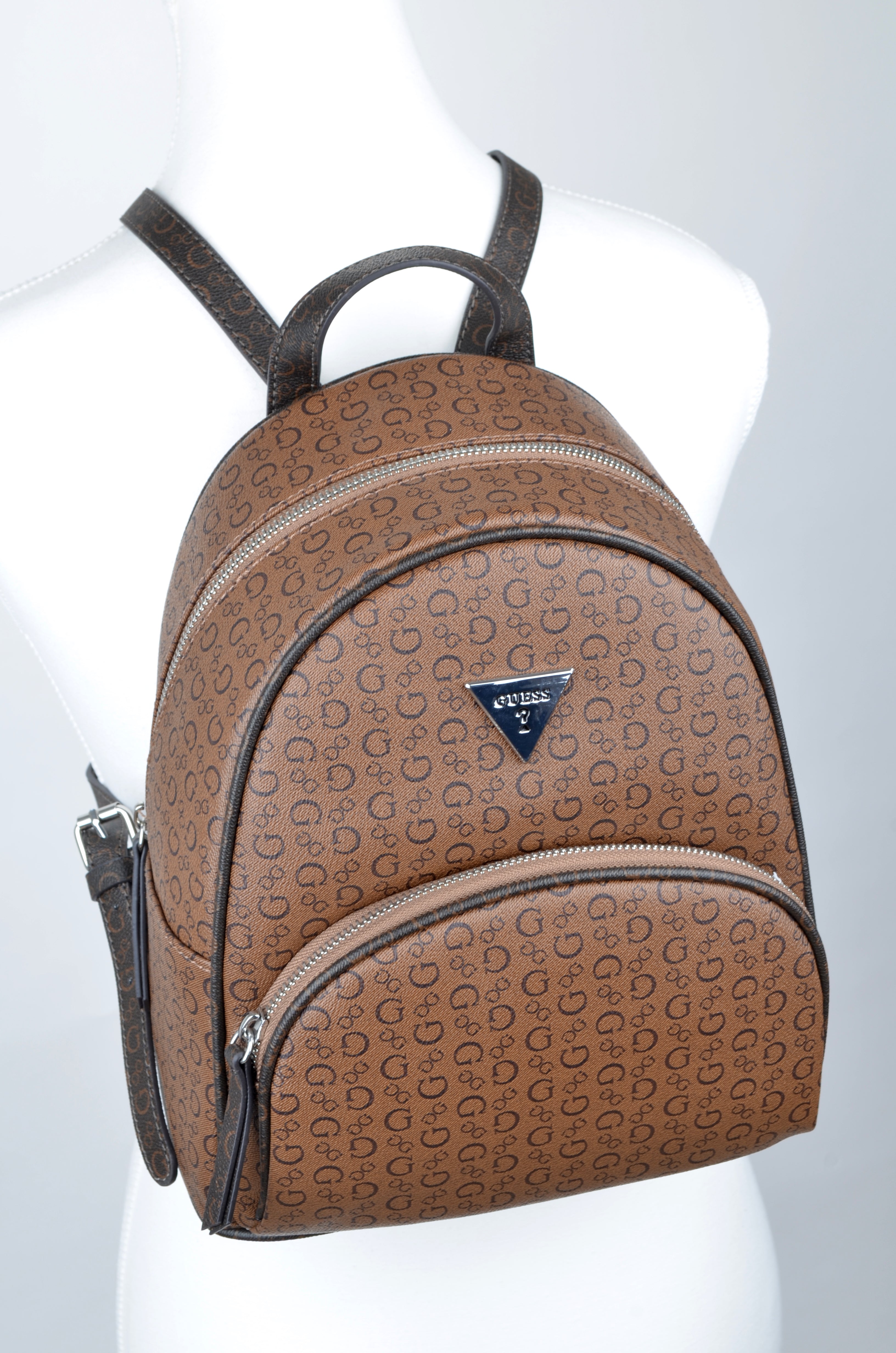 Mochila Guess Café Monograma con Bolsillo Frontal