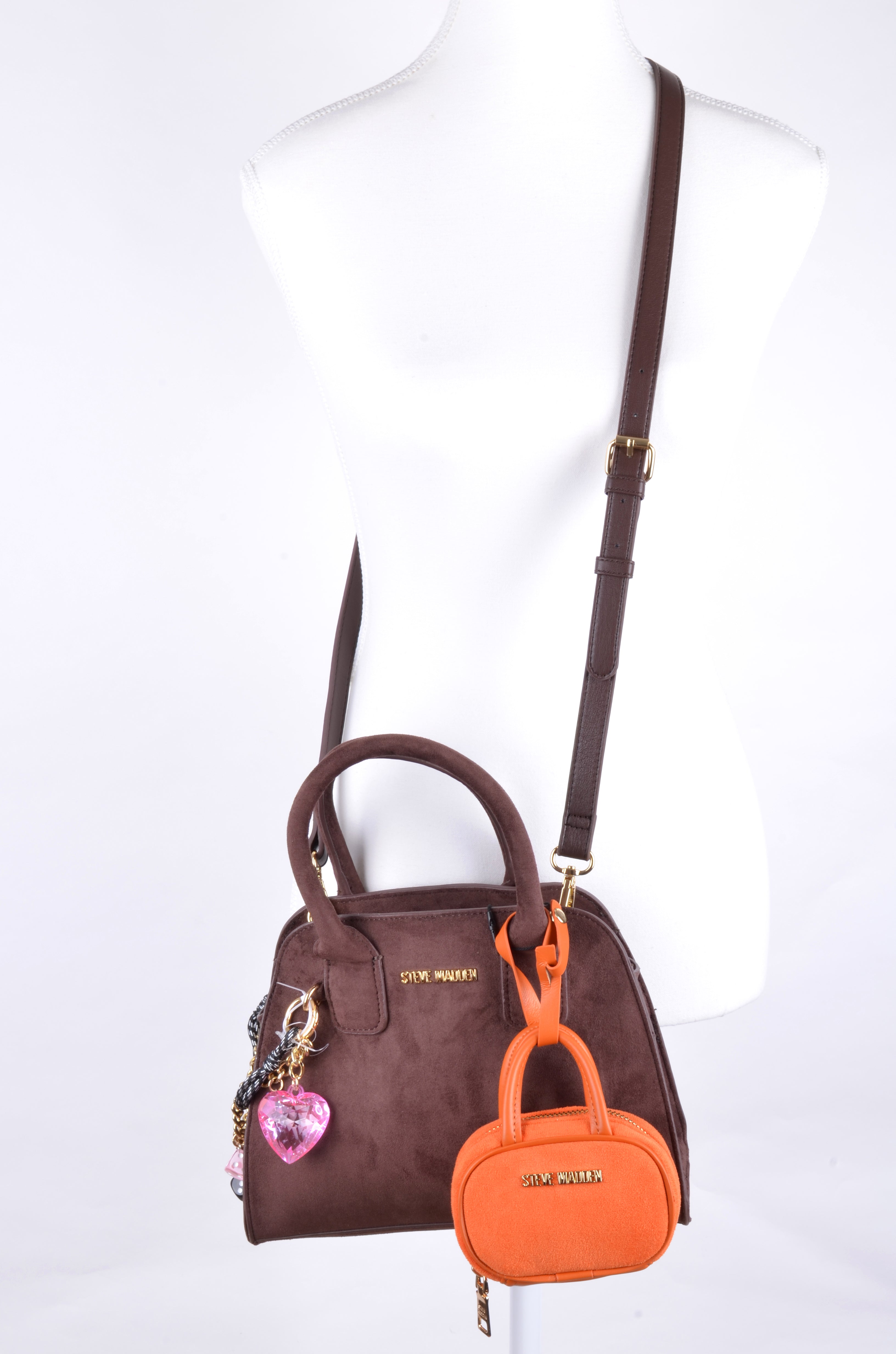 Satchel Steve Madden Café Tipo Gamuza con Charms