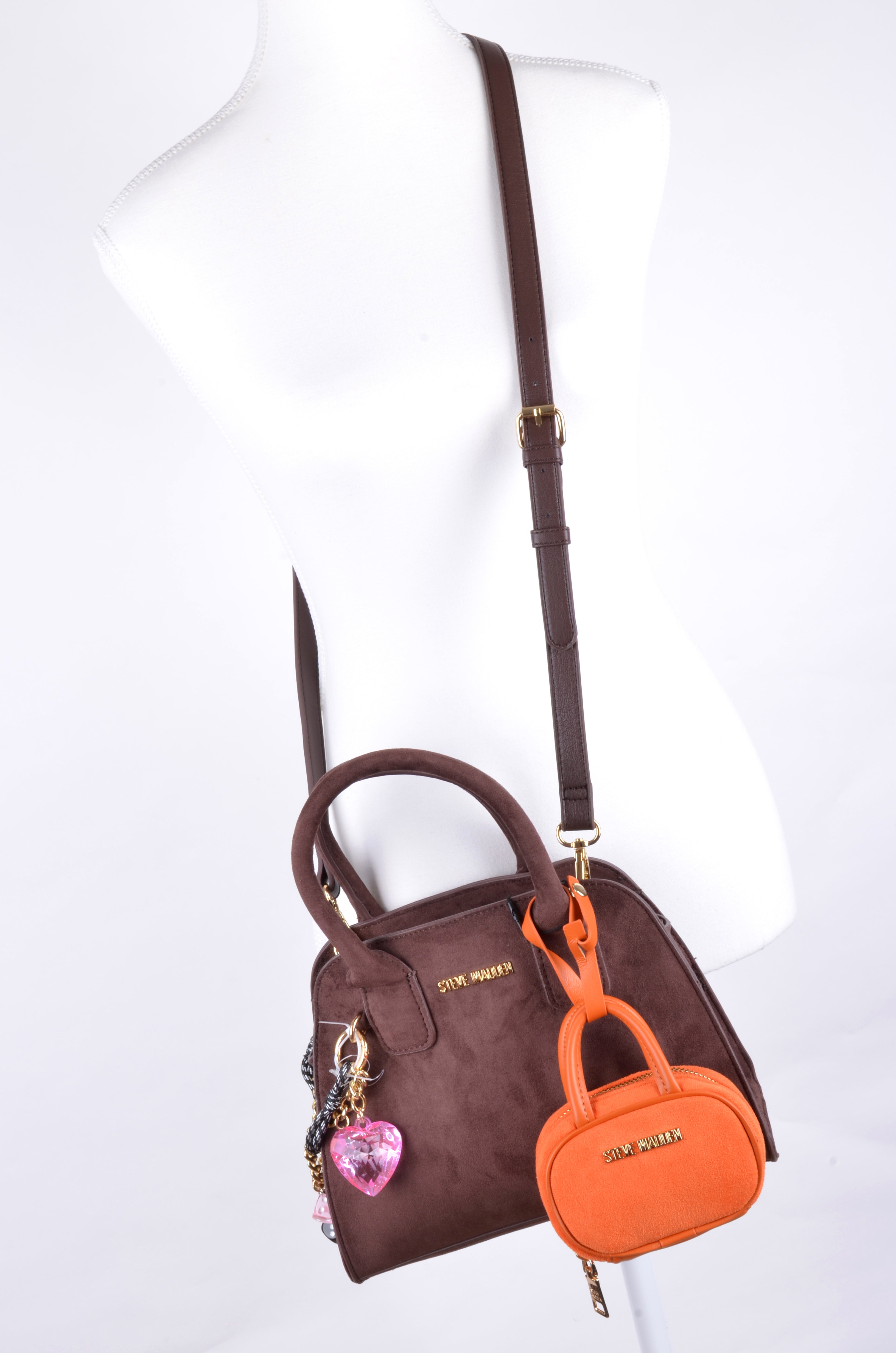 Satchel Steve Madden Café Tipo Gamuza con Charms