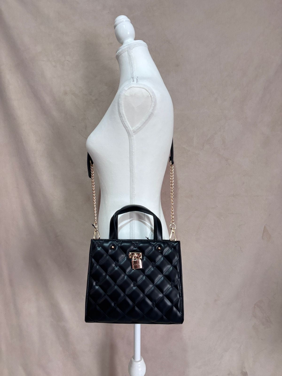 CROSSBODY GUESS NEGRA ACOLCHADA